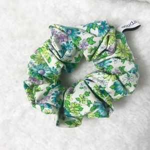 1960’s Flower Child Scrunchy 🌸